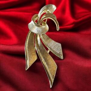 LISNER Vintage Gold-Tone Ribbon Brooch Pin